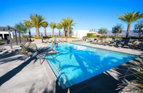 North Hollywood Apartment | Heart of North Hollywood 2 bed Apt FREE parking, hot tub, pool, gym