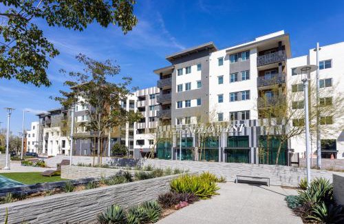 North Hollywood Apartment | Heart of North Hollywood 2 bed Apt FREE parking, hot tub, pool, gym