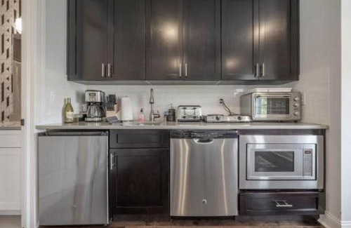 Courier City - Oscawana Apartment | Heart of SOHO. Minutes to Downtown/Stadium 2