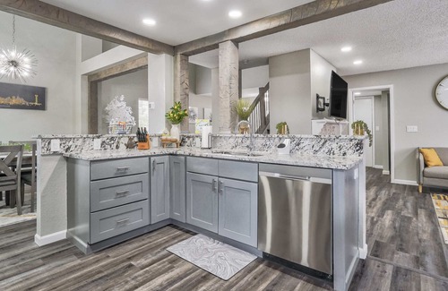 Stetson Hills House | Hearth Loft - King Workspace Hot Tub BBQ Views
