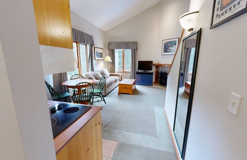 Sun Peaks Hotel | Hearthstone Lodge #301