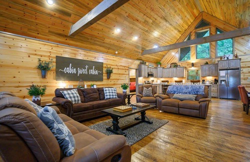 Broken Bow Cabin | Heartland Retreat-Tree-lined/Hot Tub/Game Room