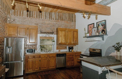 Eatonton House | Heartwood Loft B! A Unique Modern Cozy Loft in Downtown Eatonton
