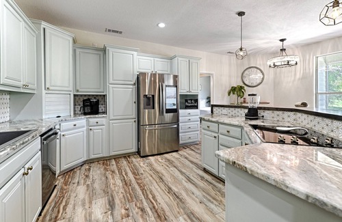 Azle House | Heated Pool, Hot tub, 19 beds, Pickleball, 2 Game Rooms, Arcades