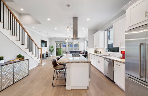 Montrose House | Heated Pool. Hot Tub. King Beds. Backyard W/Grill. 2 Living Rooms. Garage