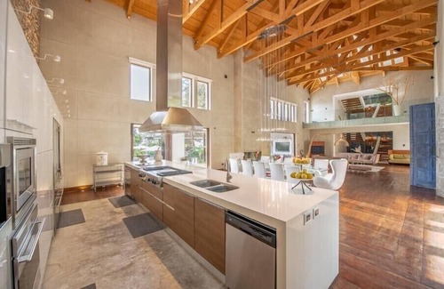 Antigua Guatemala House | Heated pool, Jacuzzi, up to 18 guests. 10 bedrooms and 12.5 baths, Netflix AC