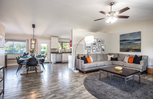 Charleston House | HEATED Pool- Sleeps up to 20- Man Cave, Pickle Ball Court, Hot Tub