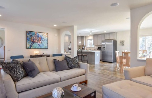 Eastham House | Heated Saltwater Pool Hot Tub!