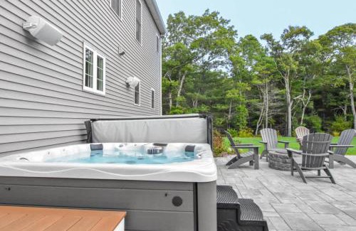 Eastham House | Heated Saltwater Pool Hot Tub