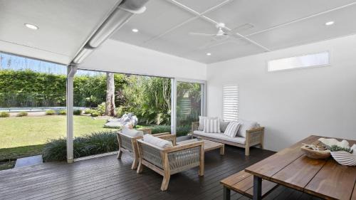 Bateau Bay House | Heated Swimming Pool and Walk To Beach