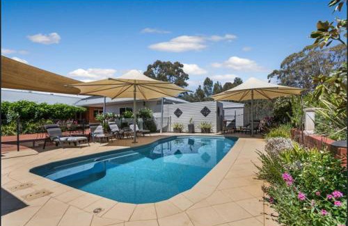 Heathcote Villa | Heathcote Holiday Farmstay 5-BRM Villa with Pool BBQ