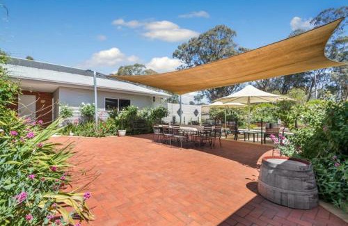 Heathcote Villa | Heathcote Holiday Farmstay 5-BRM Villa with Pool BBQ