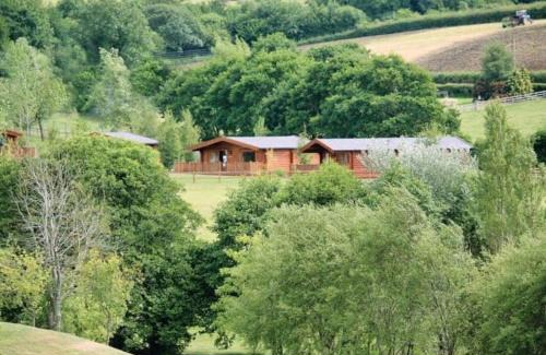 Newton Saint Cyres Ski Chalet | Heather Lodge with Hot Tub