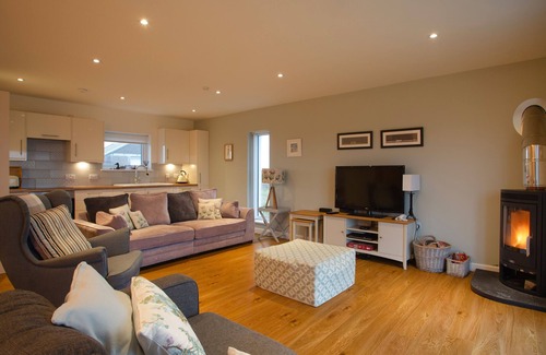 Carinish House | HEATHERLEA, pet friendly, with open fire in Lochmaddy, North Uist
