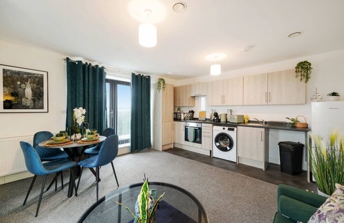 George Green Apartment | Heathrow Gateway Apartment with Balcony & Parking
