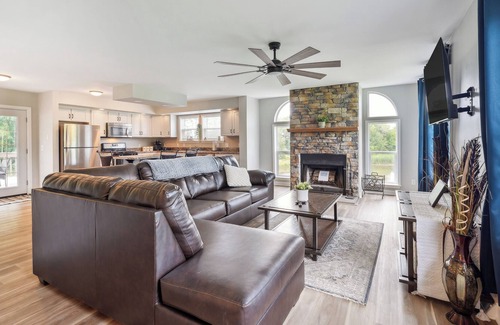 Chandlers Valley House | 'Heaven on the Hill' Retreat w/ Deck + Gas Grill!