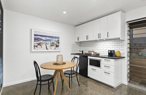 Bateau Bay Apartment | Heavenly Spa Retreat is a cosy and private retreat exclusively for couples.