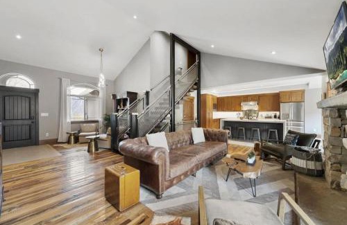 Heber House | Heber Hideaway Exquisite Home with Hot Tub