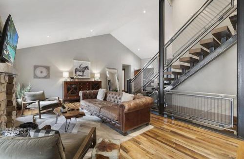 Heber House | Heber Hideaway Exquisite Home with Hot Tub