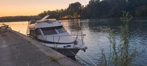 Avignon Boat Rental | HEBERGEMENT Bateau à Quai