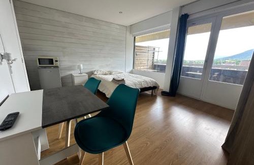 Gex Apartment | HeberGeneve : Balcon sur le Jura