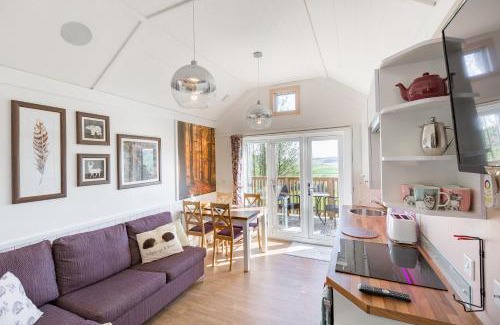 Cupar Apartment | Hedgehog Lodge with Hot Tub