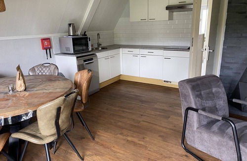 Gramsbergen House | Heerlijk Vakantiehuis aan de Vijver met Whirlpool en Open Haard! Huisdier Welkom
