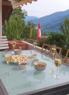 Jenins Apartment | HeidiHoliday-Jenins Grand Maisonette-Attika mit Office & Relax-Bereich, Aussenparkplatz & Garage, geschützte Sonnen-Panoramaterrasse, Aufgewertet 2024
