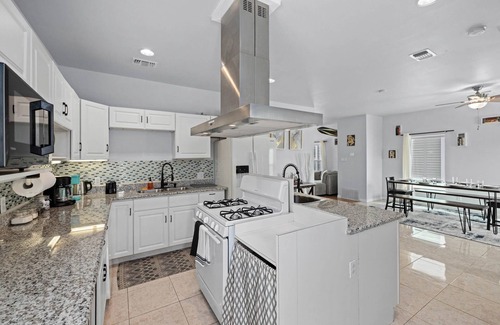 Greater Heights Apartment | Heights Apt Nr Downtown | Terrace Yard Desk WiFi