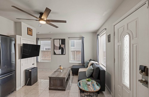 Greater Heights Apartment | Heights Flat Nr Downtown | Yard Pets | Desk WiFi