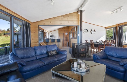 Acacia Bay Cottage | Heights Haven - Acacia Bay Holiday Home