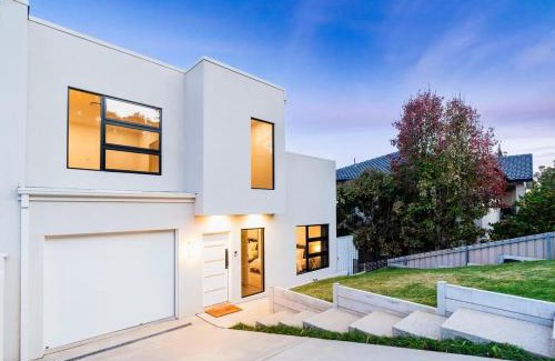 Kooringal House | Heights of Luxury - Elite Contemporary Entertainer