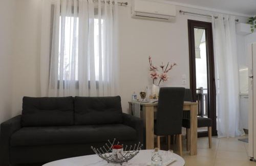 Ano Poli Apartment | Helen's Little Castle free private parking