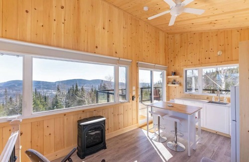 Lac Beauport Ski Chalet | HELIOS - Micro-chalet at Maelström (CITQ#304336)