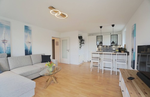 Eckernfoerde Apartment | Helle und Moderne Ferienwohnung mit Balkon, Direkt an der Ostsee