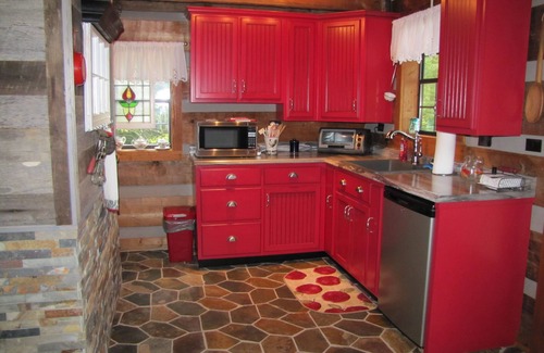 Sequatchie Cabin | Hemlock Falls LLC 25 mi. From Chattanooga. 2 miles from Foster Falls State Park