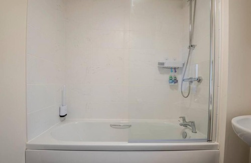 Hemsworth House | Hemsworth Homestay with Double Bedroom and Private Bathroom