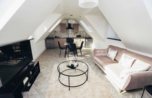 Barrow-on-Trent Apartment | Hen & Chickens Luxury Apt Free Parking | By DerBnB