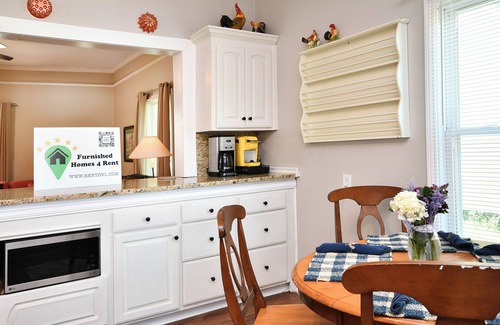 Dunean House | ✨Hen House 🏠 Minutes From Main St. Fenced in Yard!