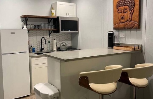Knox - Henderson Apartment | Henderson Hideaway - King Bed, Patio & Walkable