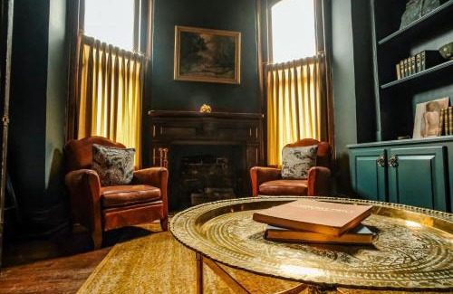 Rolling Mill Hill House | Henrie House I Luxury 4BR Downtown Historic Gem with Library & Patio