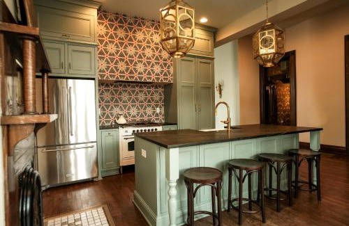 Rolling Mill Hill House | Henrie House I Luxury 4BR Downtown Historic Gem with Library & Patio