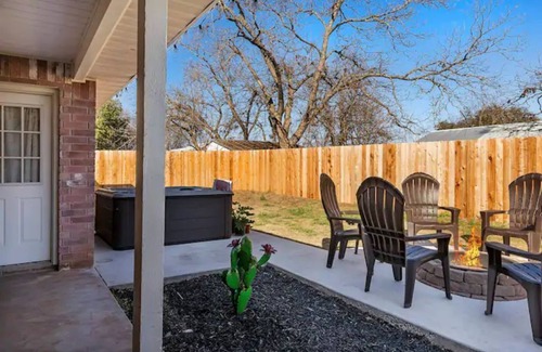 Fredericksburg House | Henrietta Haus | Pet Friendly | Hot Tub | Fire Pit
