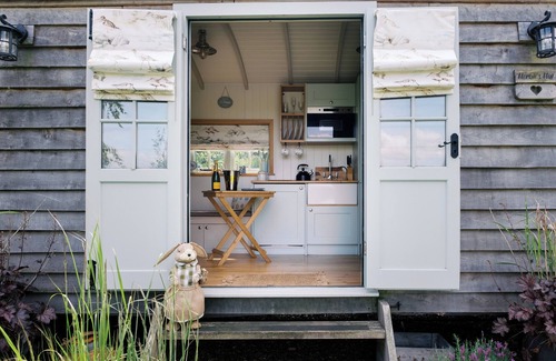 Redmile Cabin | Herbie's Shepherd's Hut - Wellness & Hot Tub