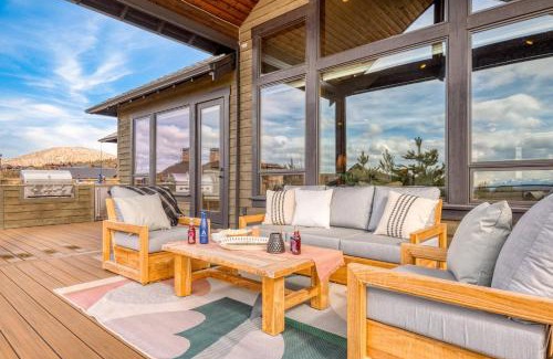 Powell Butte House | Heritage by AvantStay Luxe Oregon Retreat Deck