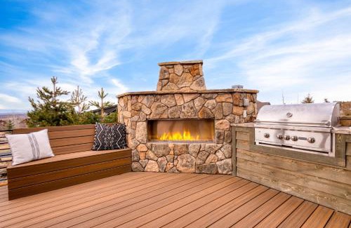 Powell Butte House | Heritage by AvantStay Luxe Oregon Retreat Deck