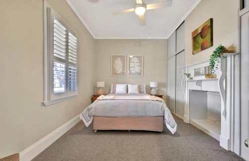 Orange House | Heritage Charm on Hill - Tree-Lined Walk to Town