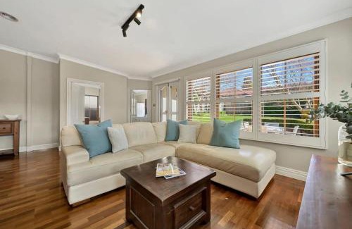 Orange House | Heritage Charm on Hill - Tree-Lined Walk to Town