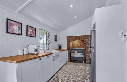Stanthorpe Cottage | Heritage Cottage with Hot Tub in Wine Country