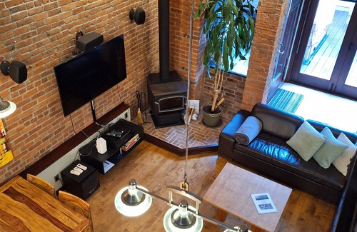 Gastown Apartment | Heritage Gastown Loft w/Hot Tub & Steam Room